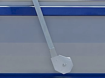 Detail des Flip-Tarp Rollverdecks für nach hinten kippenden Aufbauten