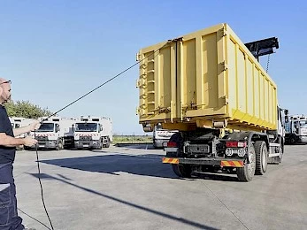 Höhenverstellbares Cover-Truck Rollverdecksystem für sämtliche Fahrzeuge zum Transport von Abrollcontainern - intere Sicht